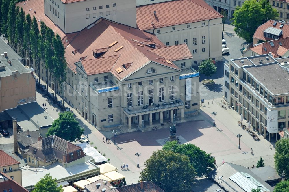 Weimar aus der Vogelperspektive: Theaterplatz mit dem Goethe-Schiller-Denkmal vor dem Deutschen Nationaltheater in Weimar