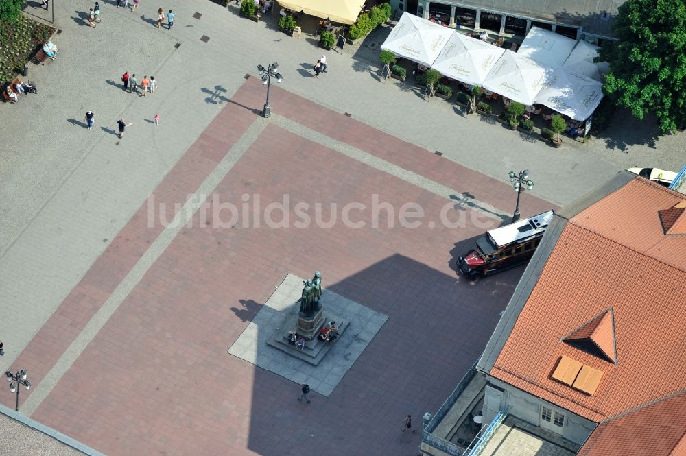 Weimar von oben - Theaterplatz mit dem Goethe-Schiller-Denkmal vor dem Deutschen Nationaltheater in Weimar