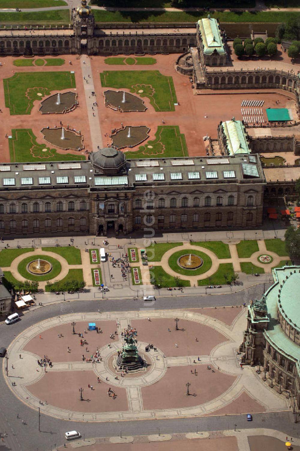 Luftaufnahme Dresden - Theaterplatz mit dem Reiterstandbild König Johanns von 1889 vor der Semperoper und dem Dresdner Zwinge in Dresden