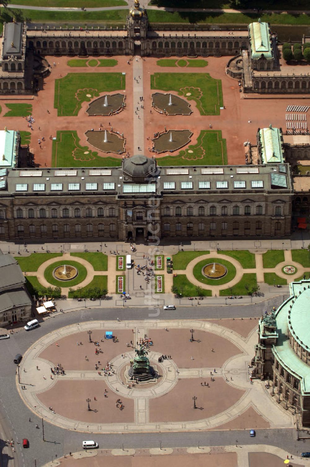 Dresden von oben - Theaterplatz mit dem Reiterstandbild König Johanns von 1889 vor der Semperoper und dem Dresdner Zwinge in Dresden