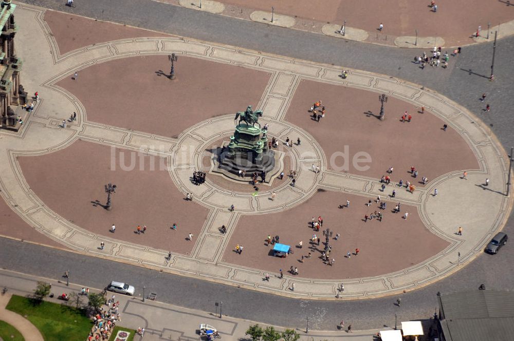 Dresden aus der Vogelperspektive: Theaterplatz mit dem Reiterstandbild König Johanns von 1889 vor der Semperoper und dem Dresdner Zwinge in Dresden