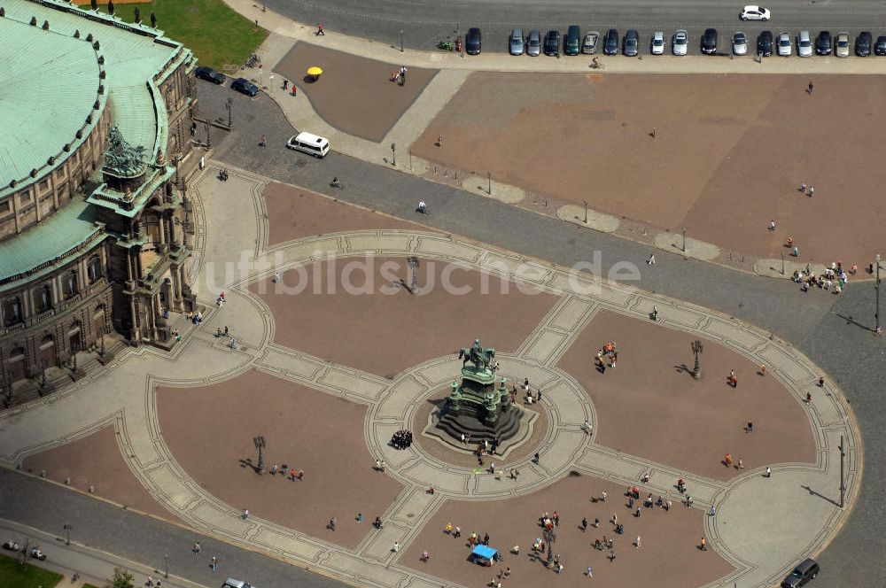 Luftaufnahme Dresden - Theaterplatz mit dem Reiterstandbild König Johanns von 1889 vor der Semperoper und dem Dresdner Zwinge in Dresden