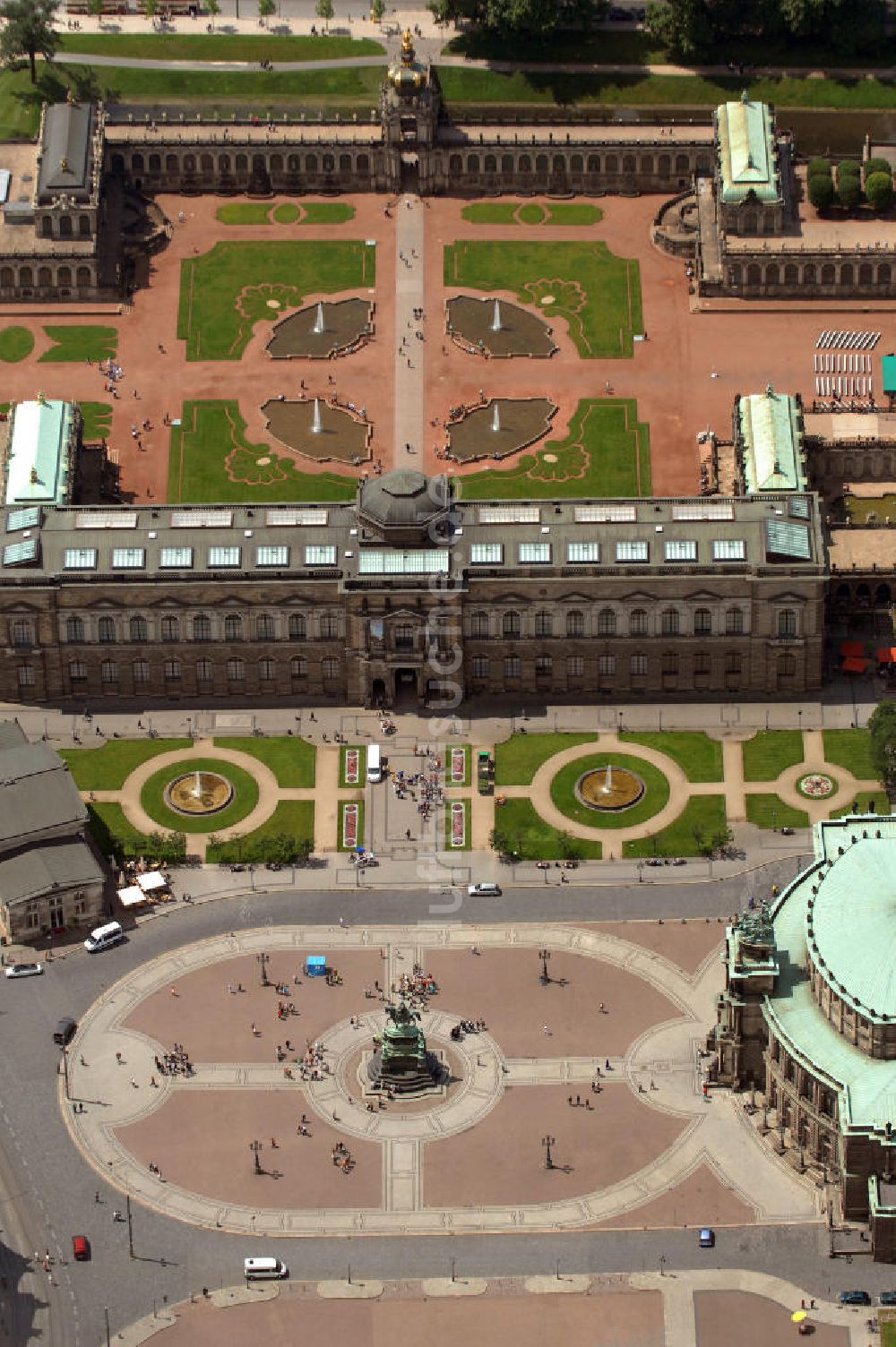 Dresden aus der Vogelperspektive: Theaterplatz mit dem Reiterstandbild König Johanns von 1889 vor der Semperoper und dem Dresdner Zwinge in Dresden