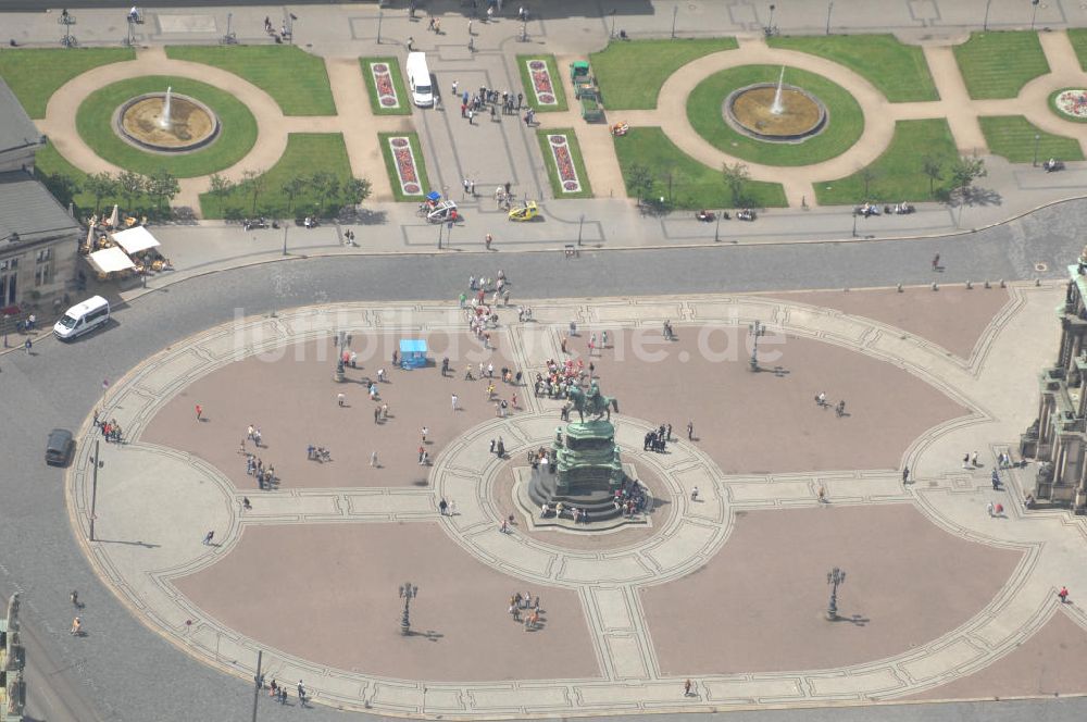 Luftbild Dresden - Theaterplatz mit dem Reiterstandbild König Johanns von 1889 vor der Semperoper und dem Dresdner Zwinge in Dresden