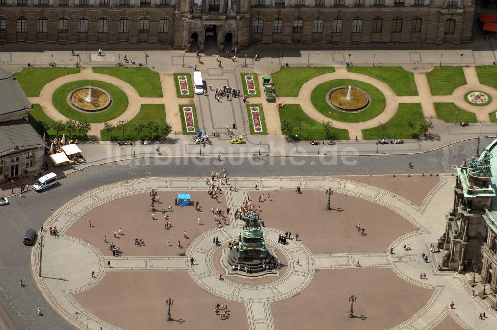 Dresden von oben - Theaterplatz mit dem Reiterstandbild König Johanns von 1889 vor der Semperoper und dem Dresdner Zwinge in Dresden