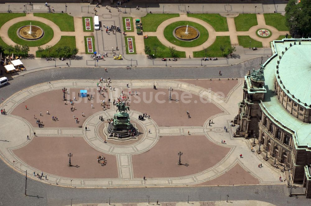 Dresden aus der Vogelperspektive: Theaterplatz mit dem Reiterstandbild König Johanns von 1889 vor der Semperoper und dem Dresdner Zwinge in Dresden