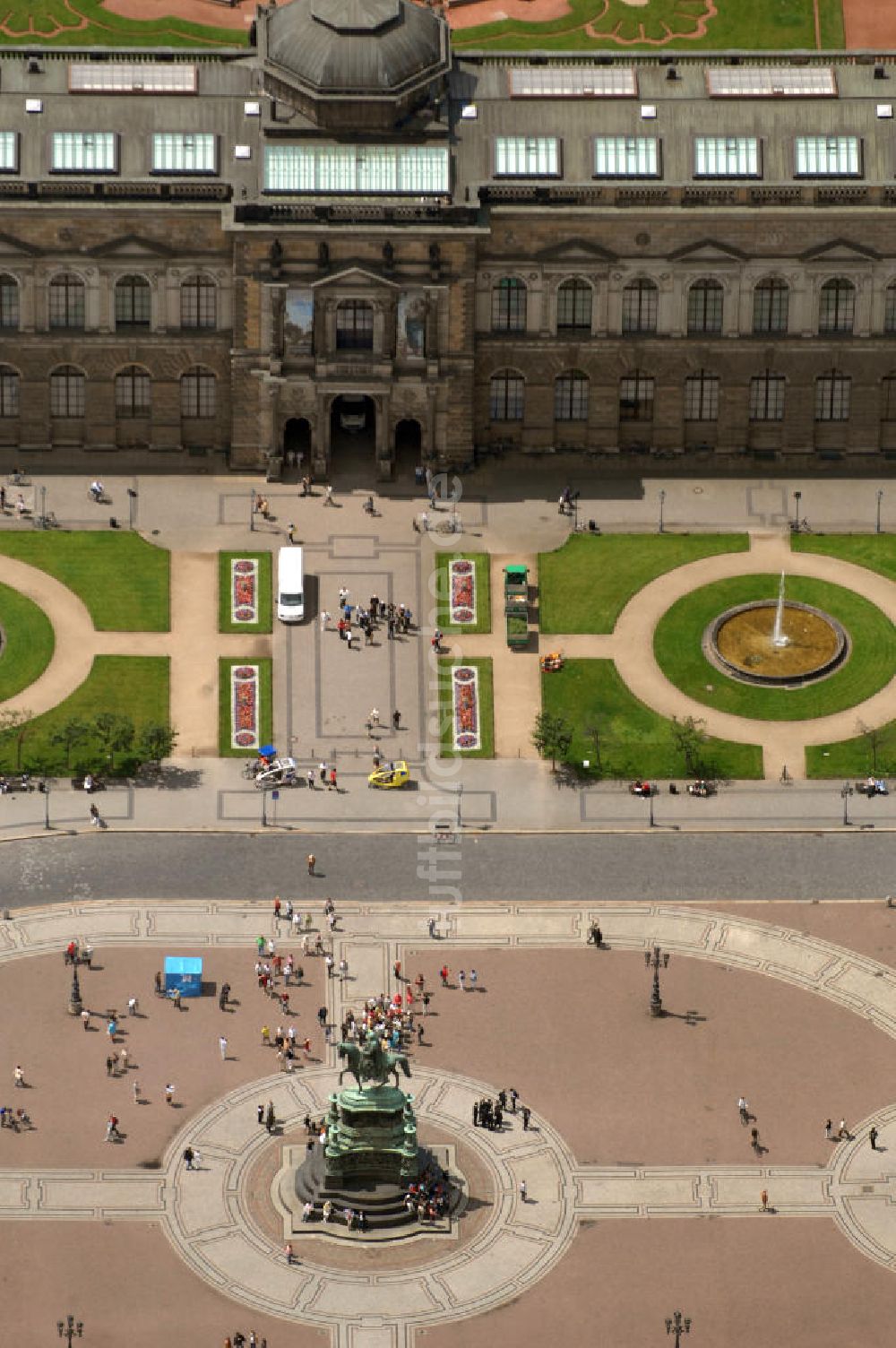 Luftbild Dresden - Theaterplatz mit dem Reiterstandbild König Johanns von 1889 vor der Semperoper und dem Dresdner Zwinge in Dresden