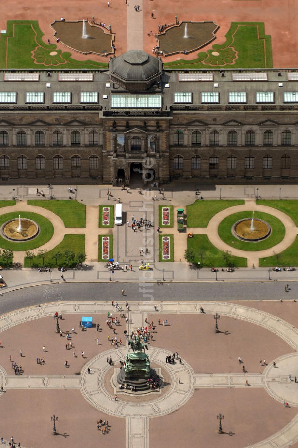 Luftaufnahme Dresden - Theaterplatz mit dem Reiterstandbild König Johanns von 1889 vor der Semperoper und dem Dresdner Zwinge in Dresden