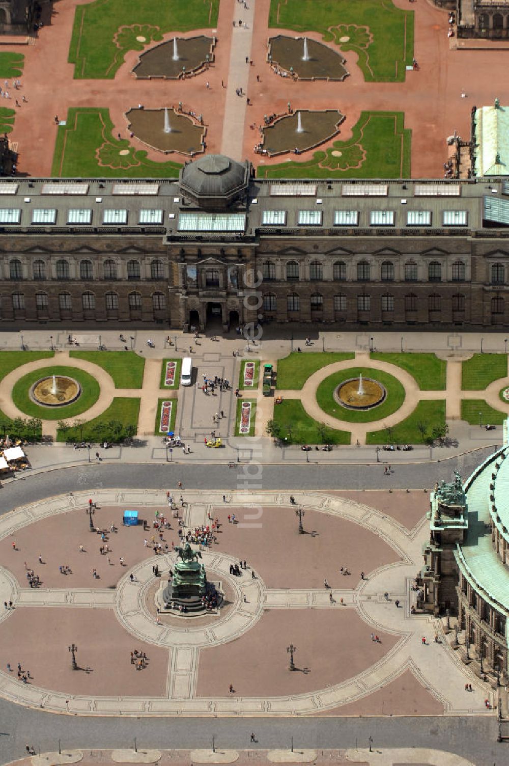 Dresden aus der Vogelperspektive: Theaterplatz mit dem Reiterstandbild König Johanns von 1889 vor der Semperoper und dem Dresdner Zwinge in Dresden