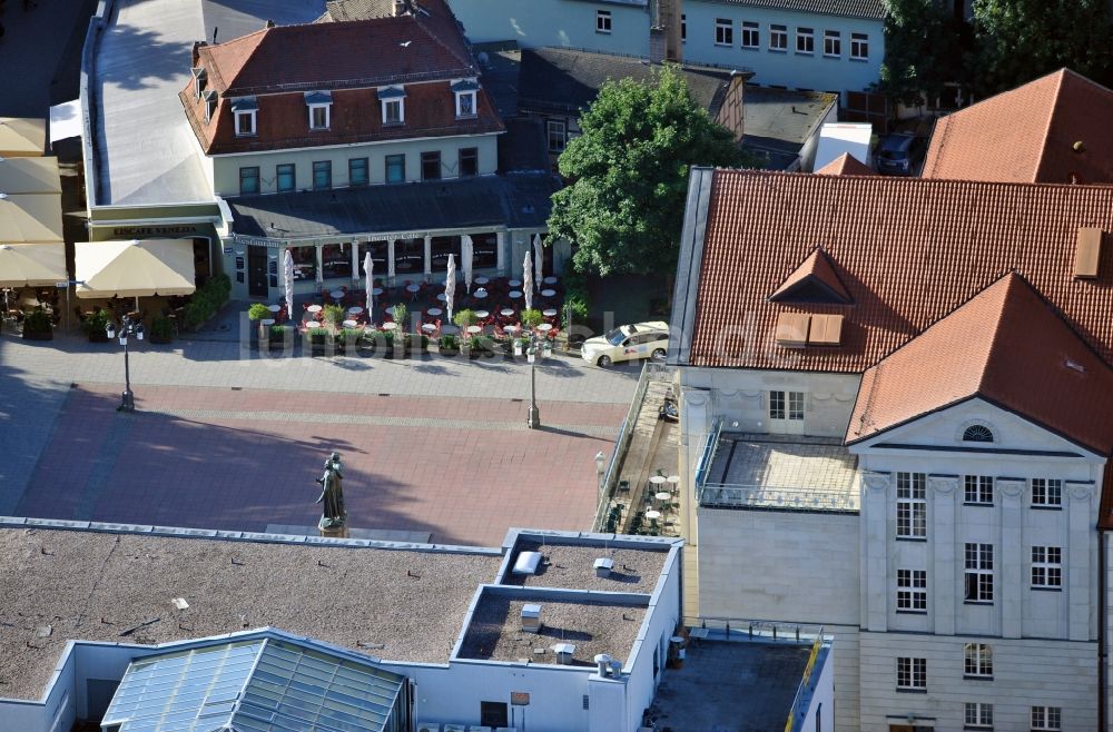 Weimar von oben - Theaterplatz in Weimar mit dem Deutschen Nazionaltheater und Staatskapelle Weimar und dem Goethe-Schiller-Denkmal im Bundesland Thüringen