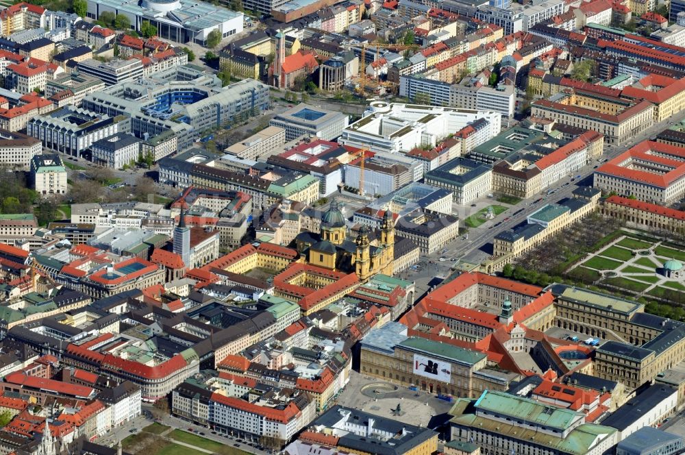 München aus der Vogelperspektive: Theatinerkirche in München im Bundesland Bayern