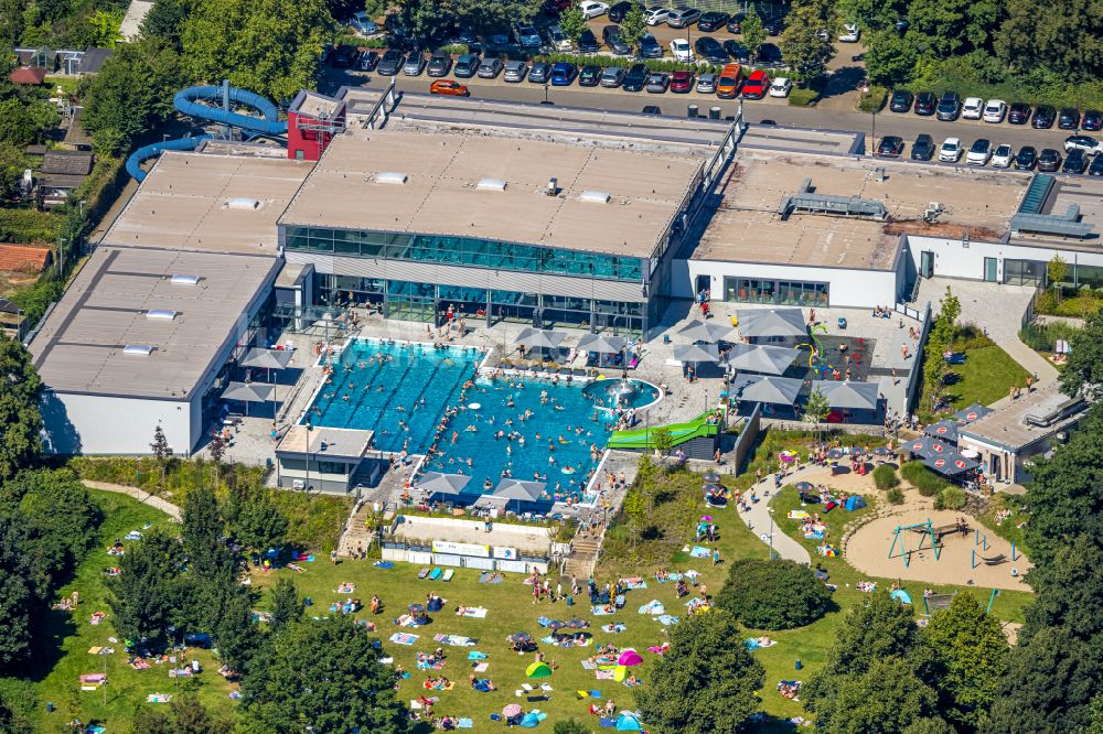 Luftaufnahme Dinslaken - Therme und Schwimmbecken am Freibad DINamare - das stadtwerkebad in Dinslaken im Bundesland Nordrhein-Westfalen, Deutschland