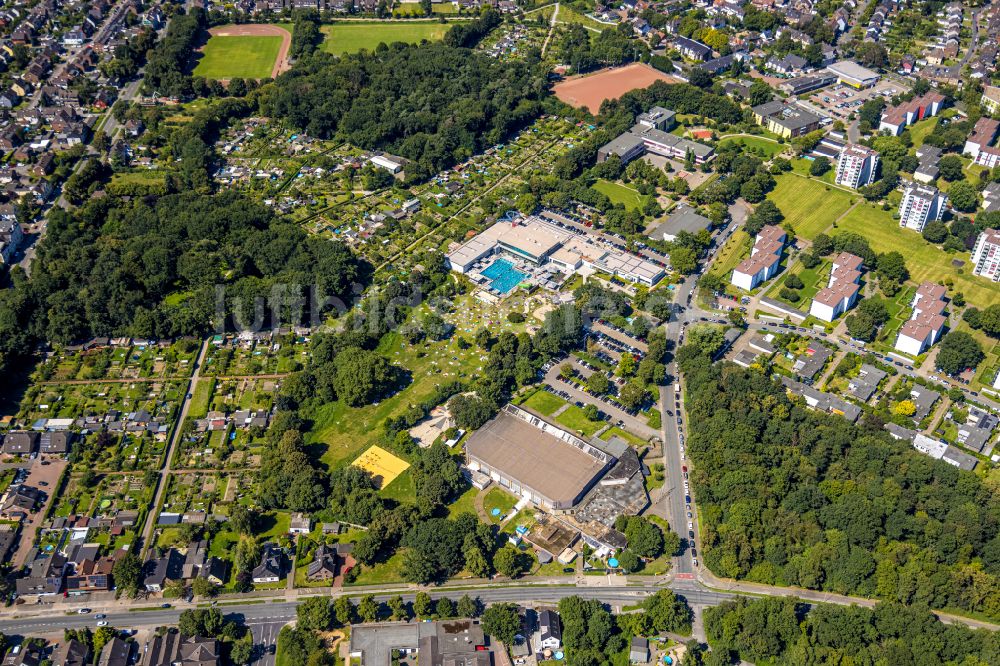 Dinslaken von oben - Therme und Schwimmbecken am Freibad DINamare - das stadtwerkebad in Dinslaken im Bundesland Nordrhein-Westfalen, Deutschland