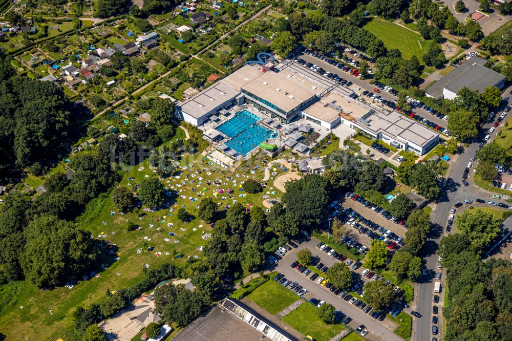 Dinslaken aus der Vogelperspektive: Therme und Schwimmbecken am Freibad DINamare - das stadtwerkebad in Dinslaken im Bundesland Nordrhein-Westfalen, Deutschland