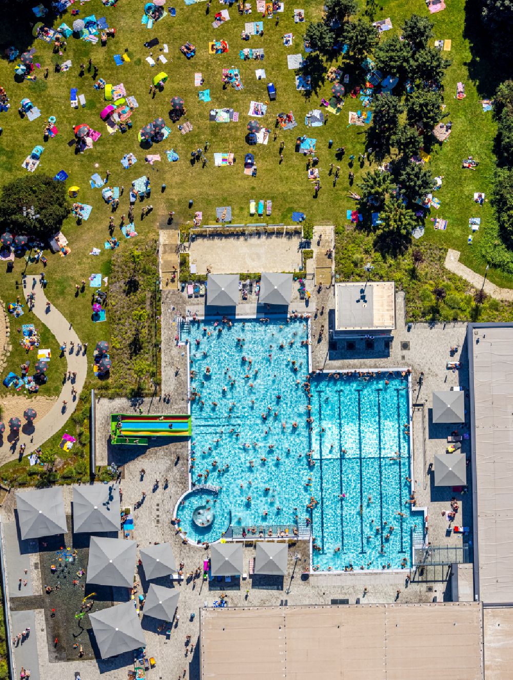 Luftbild Dinslaken - Therme und Schwimmbecken am Freibad DINamare - das stadtwerkebad in Dinslaken im Bundesland Nordrhein-Westfalen, Deutschland