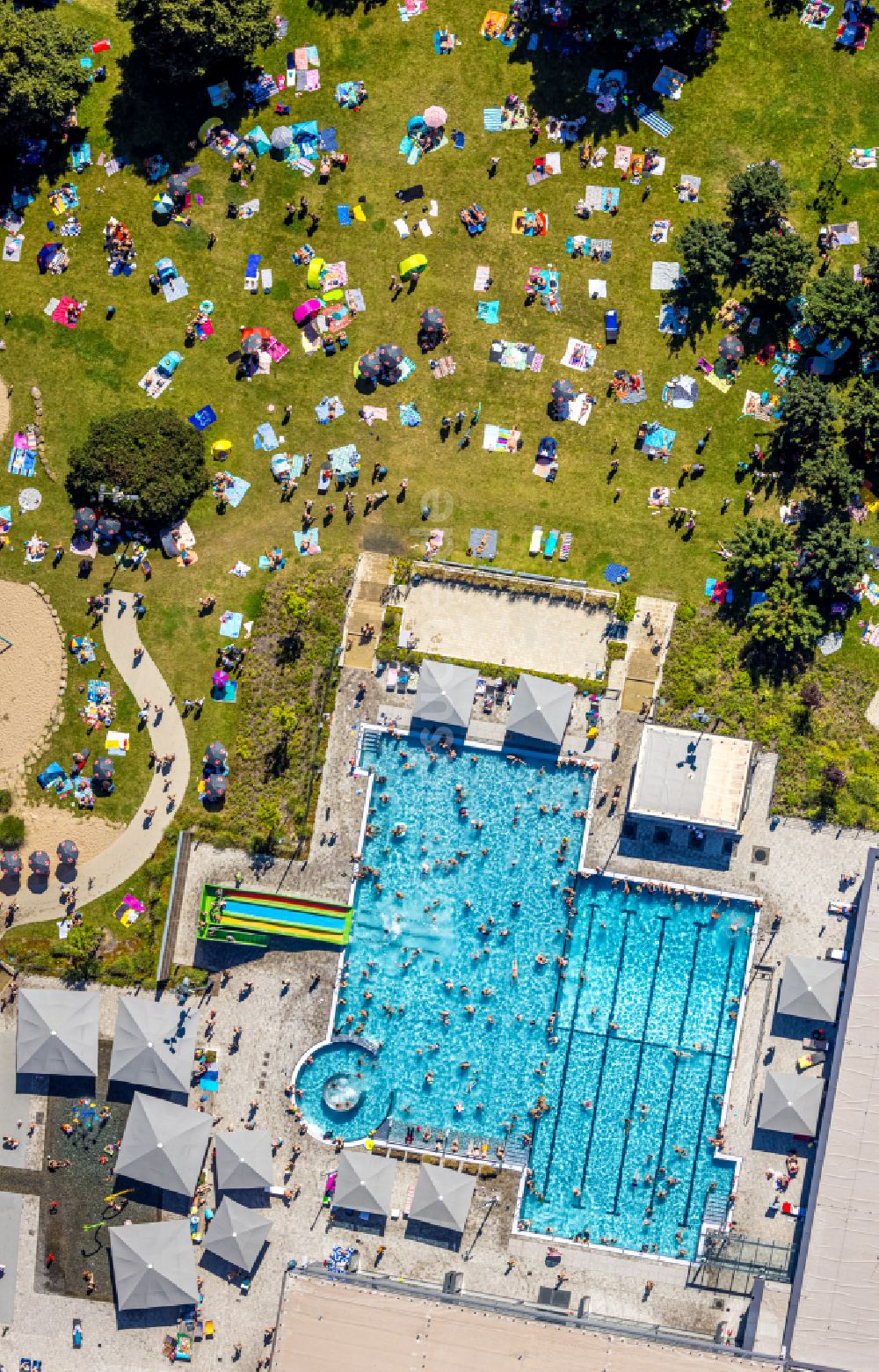 Luftaufnahme Dinslaken - Therme und Schwimmbecken am Freibad DINamare - das stadtwerkebad in Dinslaken im Bundesland Nordrhein-Westfalen, Deutschland