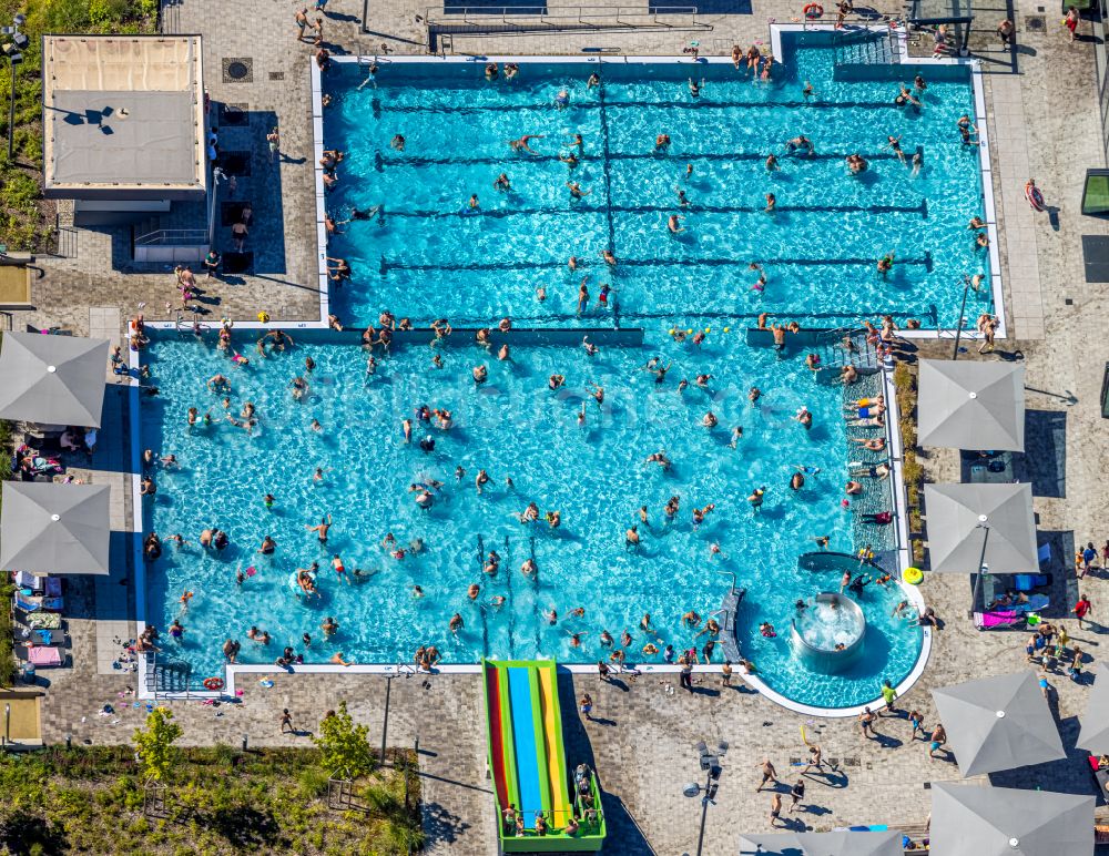 Dinslaken von oben - Therme und Schwimmbecken am Freibad DINamare - das stadtwerkebad in Dinslaken im Bundesland Nordrhein-Westfalen, Deutschland