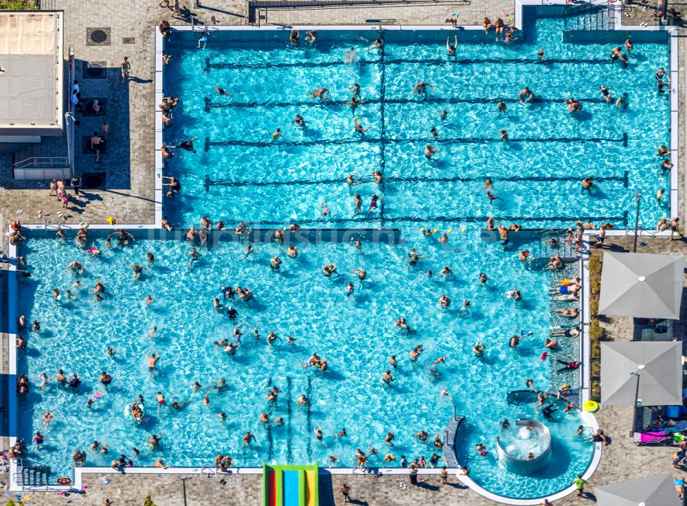 Dinslaken aus der Vogelperspektive: Therme und Schwimmbecken am Freibad DINamare - das stadtwerkebad in Dinslaken im Bundesland Nordrhein-Westfalen, Deutschland