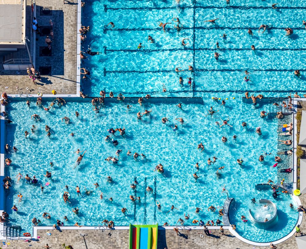 Luftbild Dinslaken - Therme und Schwimmbecken am Freibad DINamare - das stadtwerkebad in Dinslaken im Bundesland Nordrhein-Westfalen, Deutschland