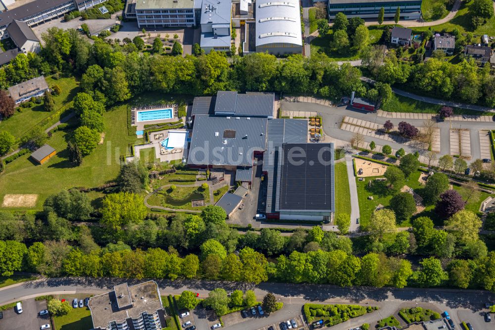 Luftaufnahme Olsberg - Therme und Schwimmbecken am Freibad der Freizeiteinrichtung Aqua Olsberg in Olsberg im Bundesland Nordrhein-Westfalen, Deutschland