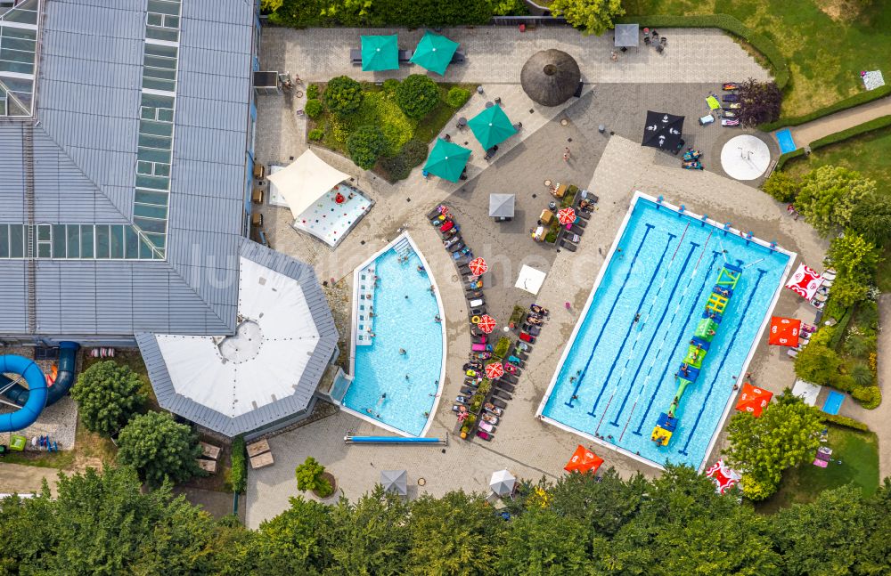 Soest von oben - Therme und Schwimmbecken am Freibad der Freizeiteinrichtung AquaFun Soest in Soest im Bundesland Nordrhein-Westfalen, Deutschland