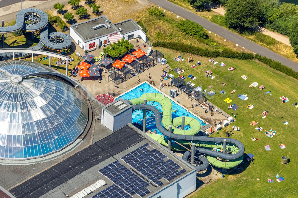 Oberhausen von oben - Therme und Schwimmbecken am Freibad der Freizeiteinrichtung AQUApark Oberhausen in Oberhausen im Bundesland Nordrhein-Westfalen, Deutschland