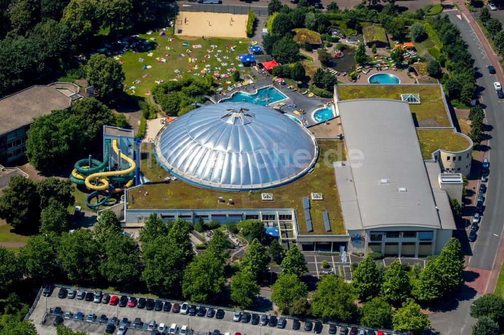 Dorsten von oben - Therme und Schwimmbecken am Freibad der Freizeiteinrichtung Atlantis Dorsten am Konrad-Adenauer-Platz in Dorsten im Bundesland Nordrhein-Westfalen