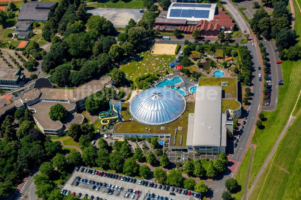 Dorsten aus der Vogelperspektive: Therme und Schwimmbecken am Freibad der Freizeiteinrichtung Atlantis Dorsten am Konrad-Adenauer-Platz in Dorsten im Bundesland Nordrhein-Westfalen