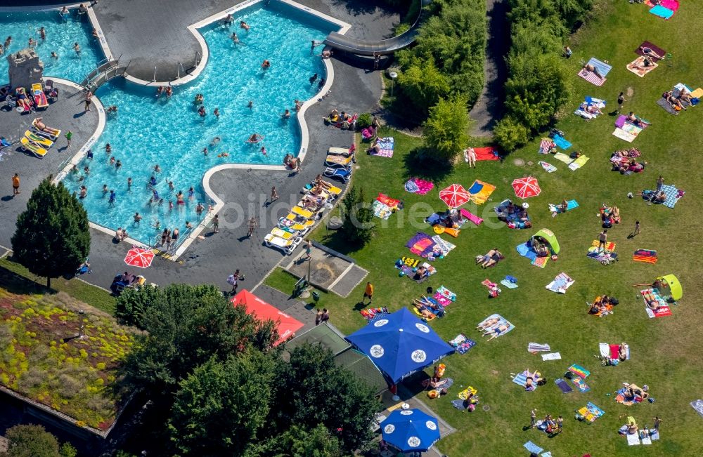 Dorsten aus der Vogelperspektive: Therme und Schwimmbecken am Freibad der Freizeiteinrichtung Atlantis Dorsten am Konrad-Adenauer-Platz in Dorsten im Bundesland Nordrhein-Westfalen