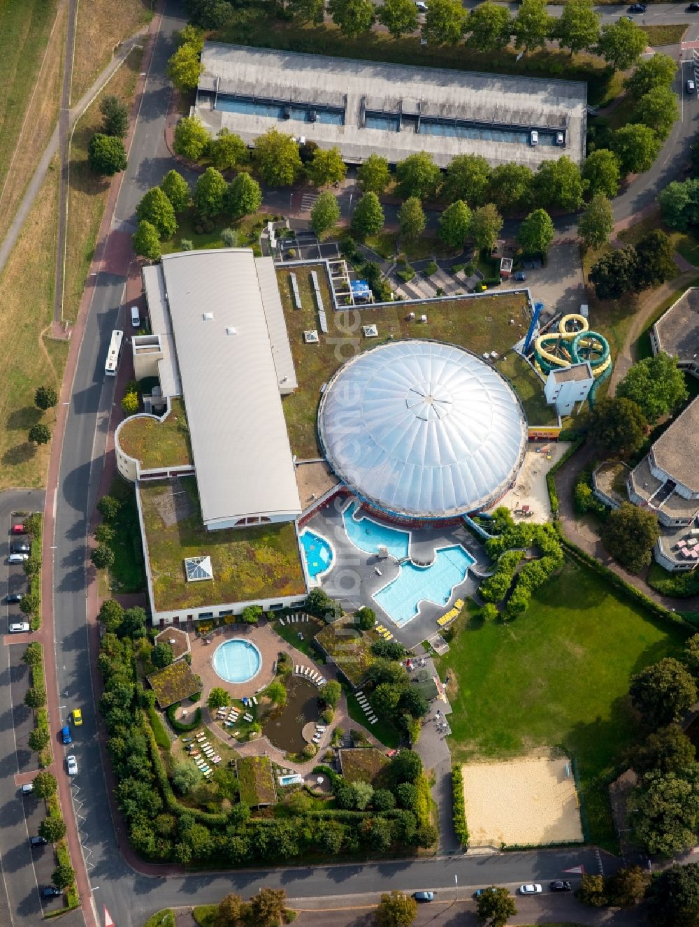 Dorsten aus der Vogelperspektive: Therme und Schwimmbecken am Freibad der Freizeiteinrichtung Atlantis Dorsten am Konrad-Adenauer-Platz in Dorsten im Bundesland Nordrhein-Westfalen