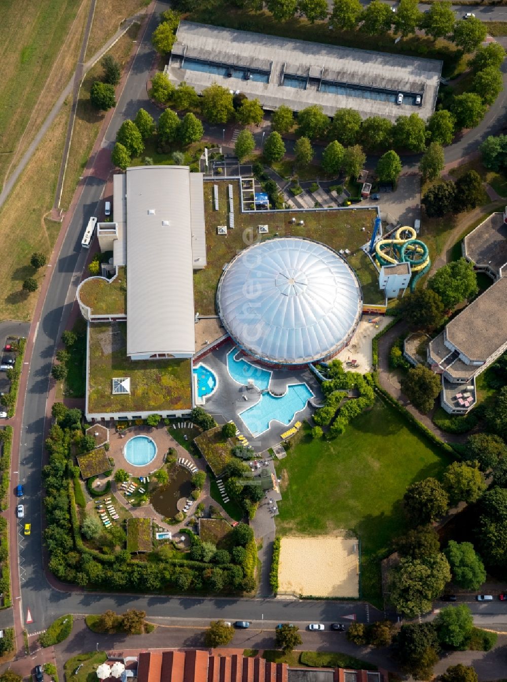 Luftbild Dorsten - Therme und Schwimmbecken am Freibad der Freizeiteinrichtung Atlantis Dorsten am Konrad-Adenauer-Platz in Dorsten im Bundesland Nordrhein-Westfalen