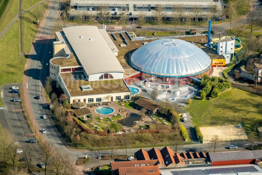 Luftbild Dorsten - Therme und Schwimmbecken am Freibad der Freizeiteinrichtung Atlantis Dorsten am Konrad-Adenauer-Platz in Dorsten im Bundesland Nordrhein-Westfalen