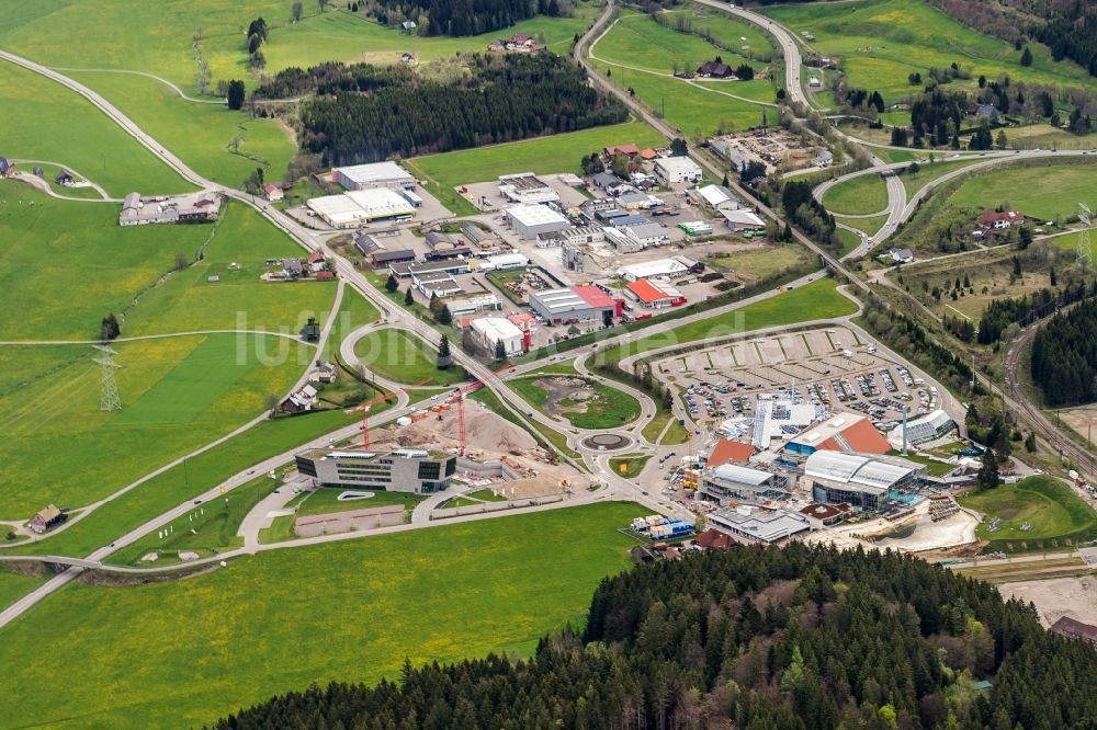 Titisee-Neustadt von oben - Therme und Schwimmbecken am Freibad der Freizeiteinrichtung Badeparadies Schwarzwald in Titisee-Neustadt im Bundesland Baden-Württemberg