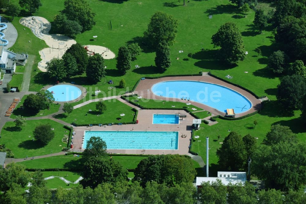 Luftaufnahme Gießen - Therme und Schwimmbecken am Freibad der Freizeiteinrichtung Badezentrum Ringallee der Stadtwerke Gießen AG in der Ringallee in Gießen im Bundesland Hessen, Deutschland