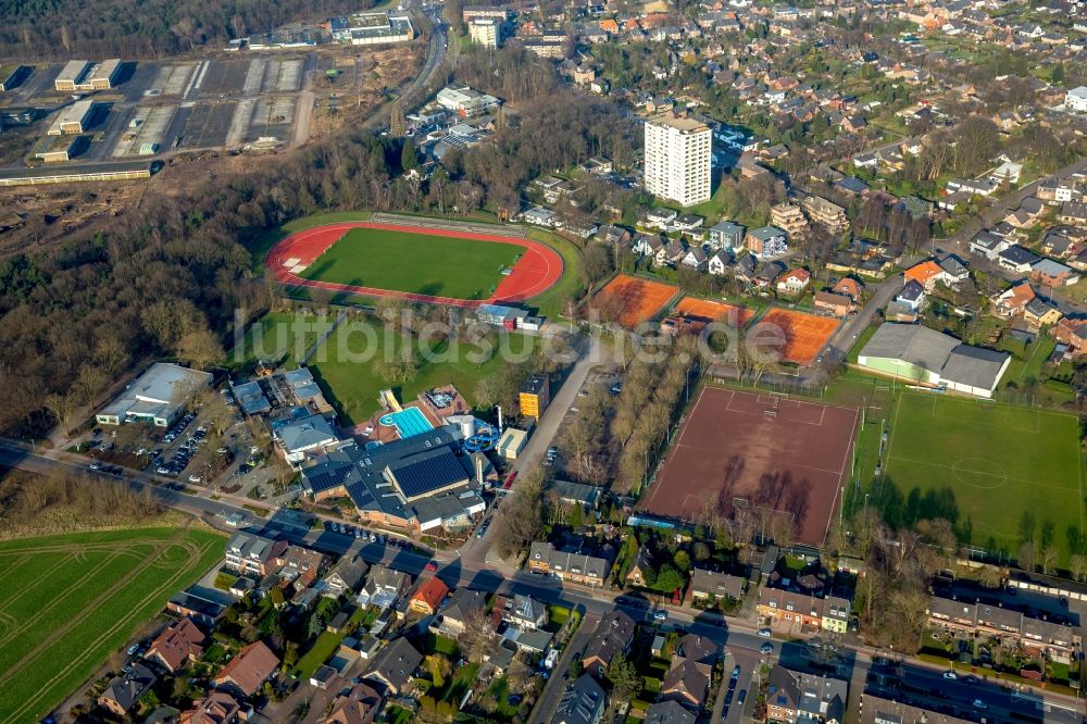 Luftaufnahme Emmerich am Rhein - Therme und Schwimmbecken am Freibad der Freizeiteinrichtung Embricana Freizeit u. Sport GmbH in Emmerich am Rhein im Bundesland Nordrhein-Westfalen