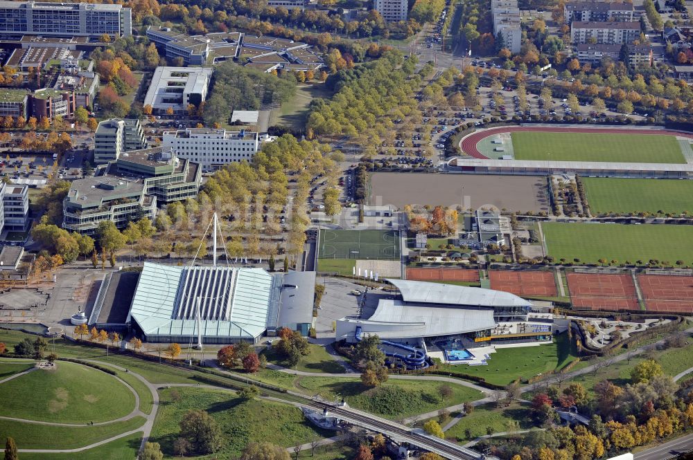 Karlsruhe von oben - Therme und Schwimmbecken am Freibad der Freizeiteinrichtung Europabad in Karlsruhe im Bundesland Baden-Württemberg, Deutschland