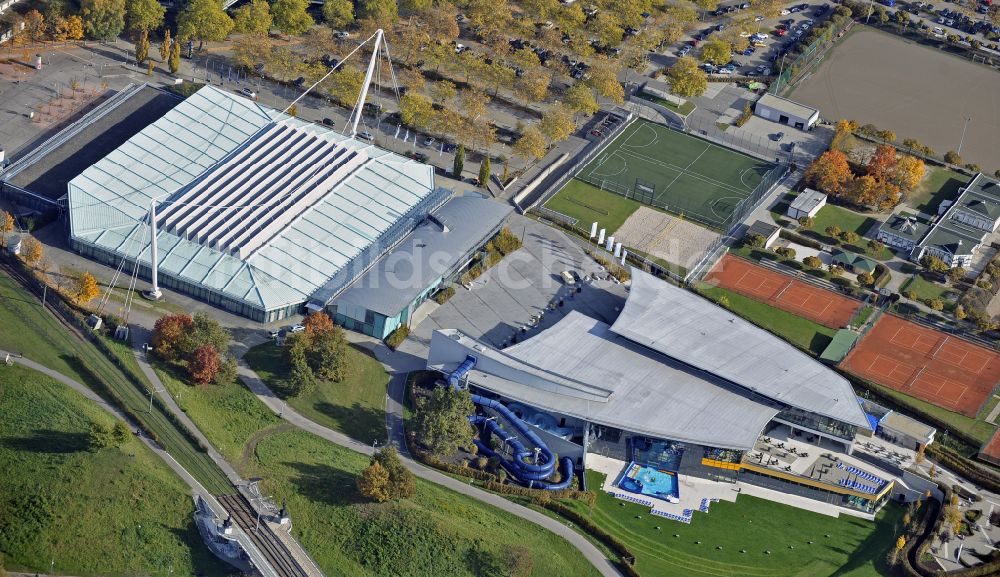 Karlsruhe aus der Vogelperspektive: Therme und Schwimmbecken am Freibad der Freizeiteinrichtung Europabad in Karlsruhe im Bundesland Baden-Württemberg, Deutschland