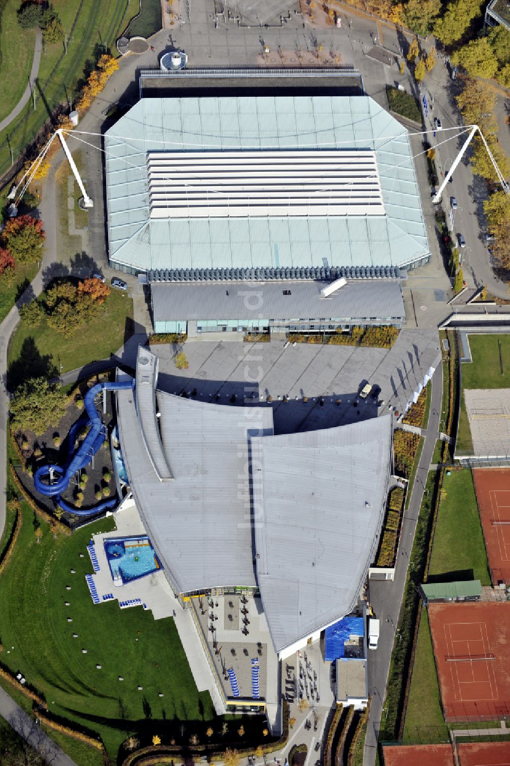 Karlsruhe von oben - Therme und Schwimmbecken am Freibad der Freizeiteinrichtung Europabad in Karlsruhe im Bundesland Baden-Württemberg, Deutschland