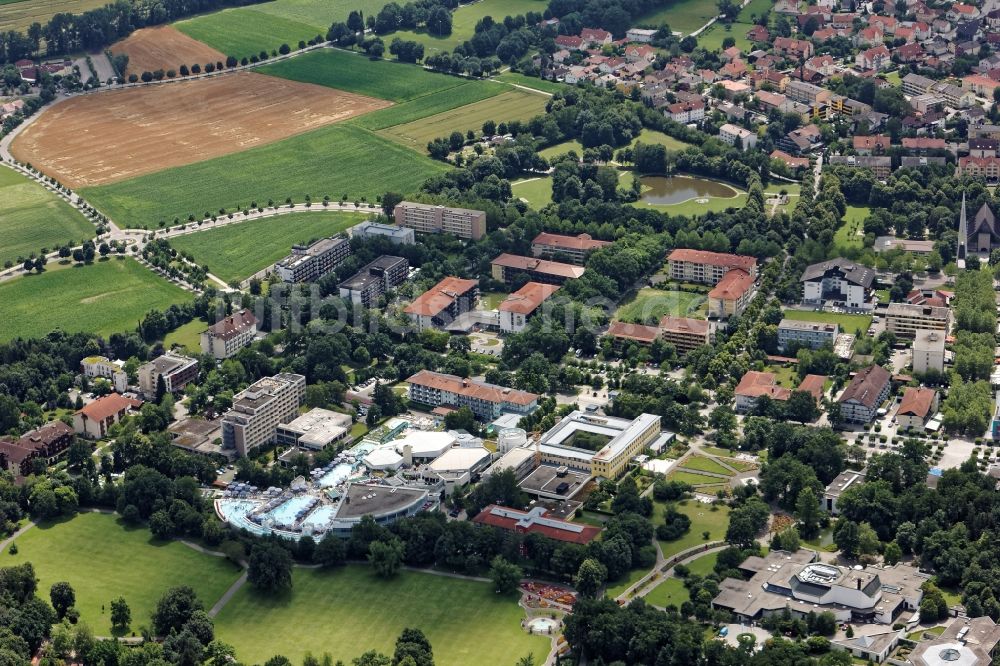 Luftaufnahme Bad Füssing - Therme und Schwimmbecken am Freibad der Freizeiteinrichtung Europatherme in Bad Füssing im Bundesland Bayern