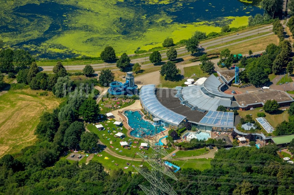 Witten aus der Vogelperspektive: Therme und Schwimmbecken am Freibad der Freizeiteinrichtung Freizeitbad Heveney in Witten im Bundesland Nordrhein-Westfalen