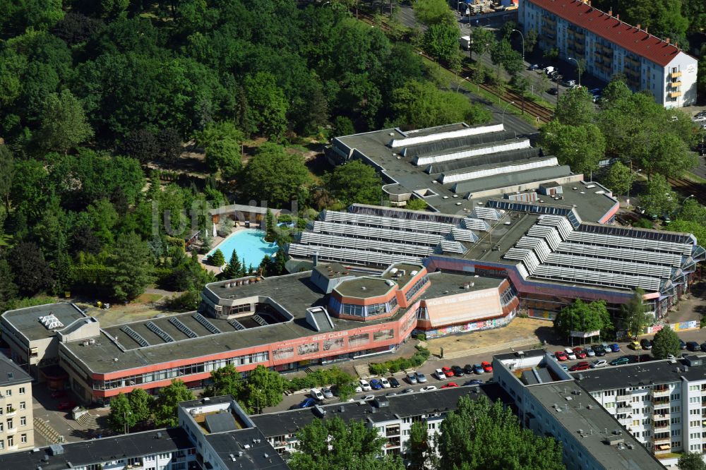 Berlin aus der Vogelperspektive: Therme und Schwimmbecken am Freibad der Freizeiteinrichtung Freizeitzentrum SEZ in Berlin, Deutschland