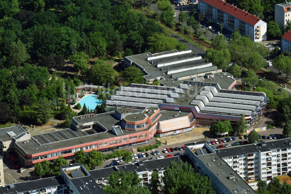 Luftbild Berlin - Therme und Schwimmbecken am Freibad der Freizeiteinrichtung Freizeitzentrum SEZ in Berlin, Deutschland