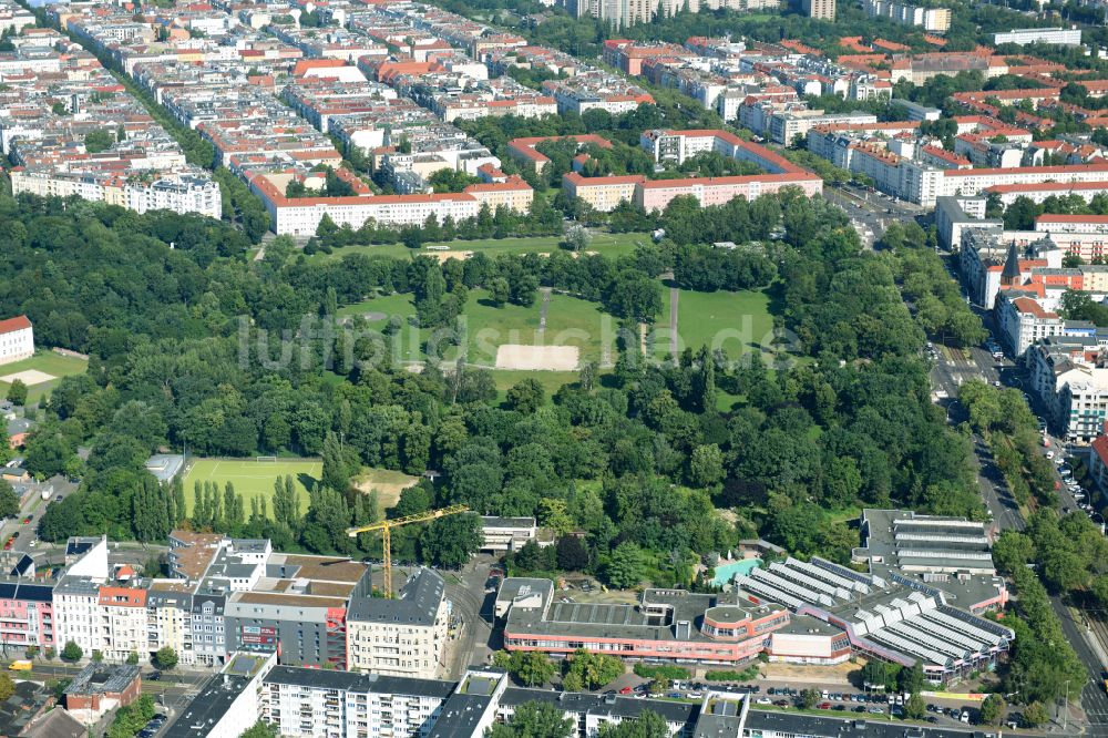 Berlin aus der Vogelperspektive: Therme und Schwimmbecken am Freibad der Freizeiteinrichtung Freizeitzentrum SEZ in Berlin, Deutschland