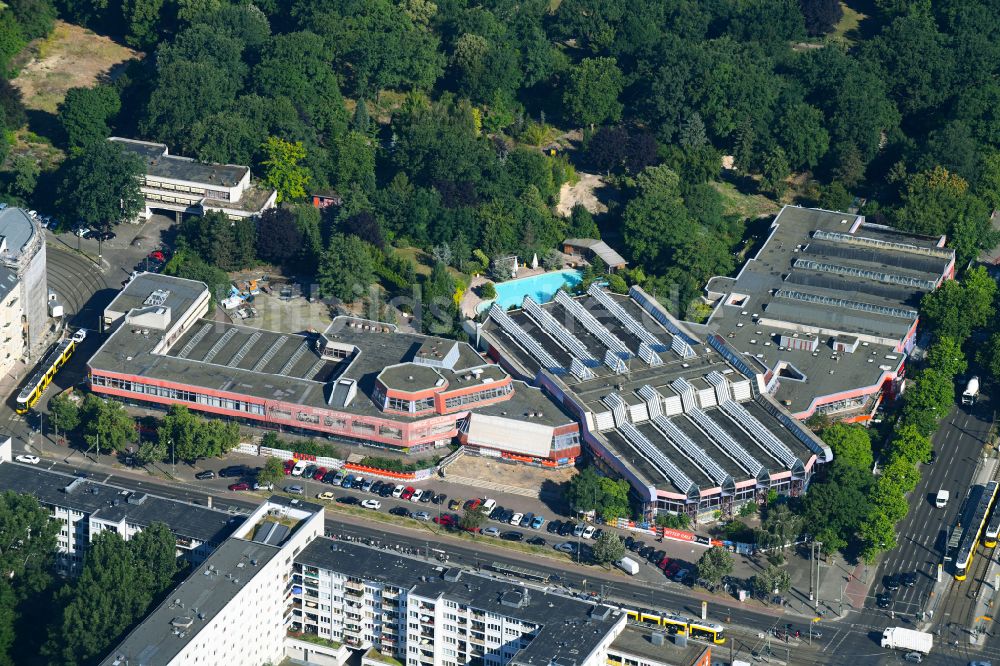 Berlin aus der Vogelperspektive: Therme und Schwimmbecken am Freibad der Freizeiteinrichtung Freizeitzentrum SEZ in Berlin, Deutschland