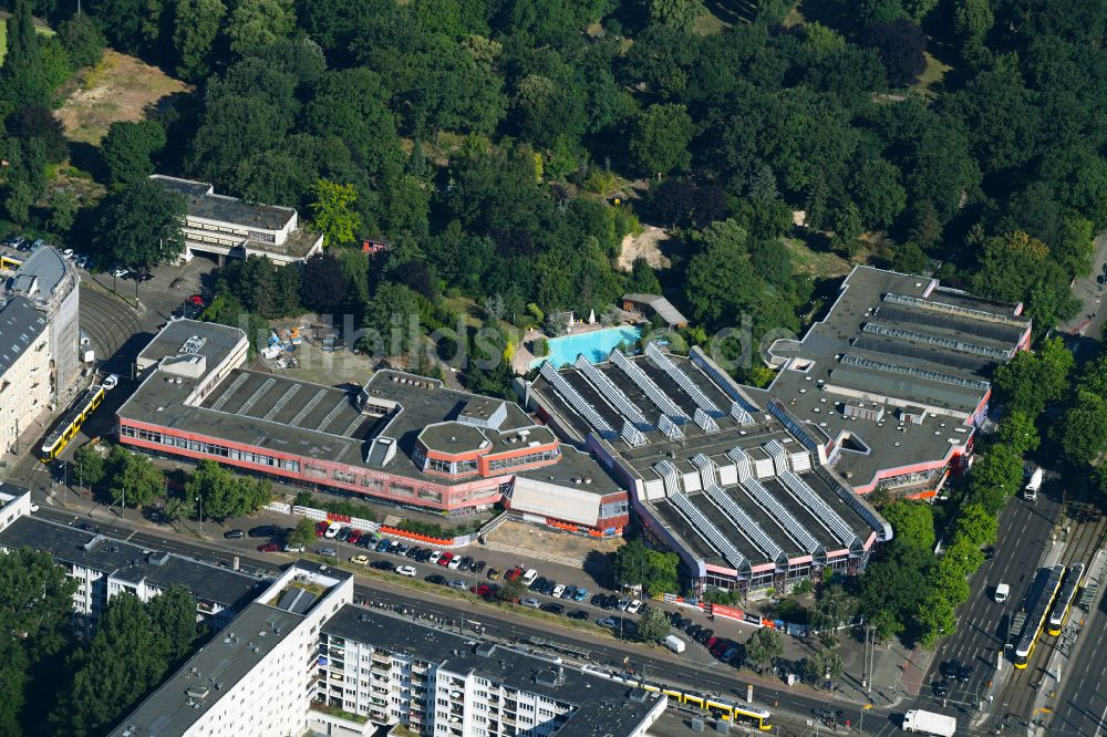 Luftbild Berlin - Therme und Schwimmbecken am Freibad der Freizeiteinrichtung Freizeitzentrum SEZ in Berlin, Deutschland