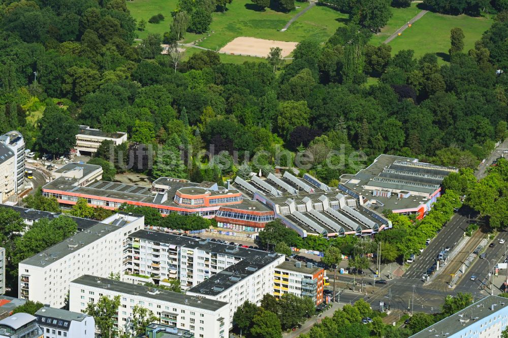 Berlin aus der Vogelperspektive: Therme und Schwimmbecken am Freibad der Freizeiteinrichtung Freizeitzentrum SEZ in Berlin, Deutschland