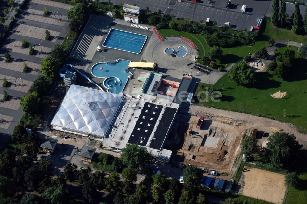 Luftbild Dresden - Therme und Schwimmbecken am Freibad der Freizeiteinrichtung Georg-Arnhold-Bad in Dresden im Bundesland Sachsen