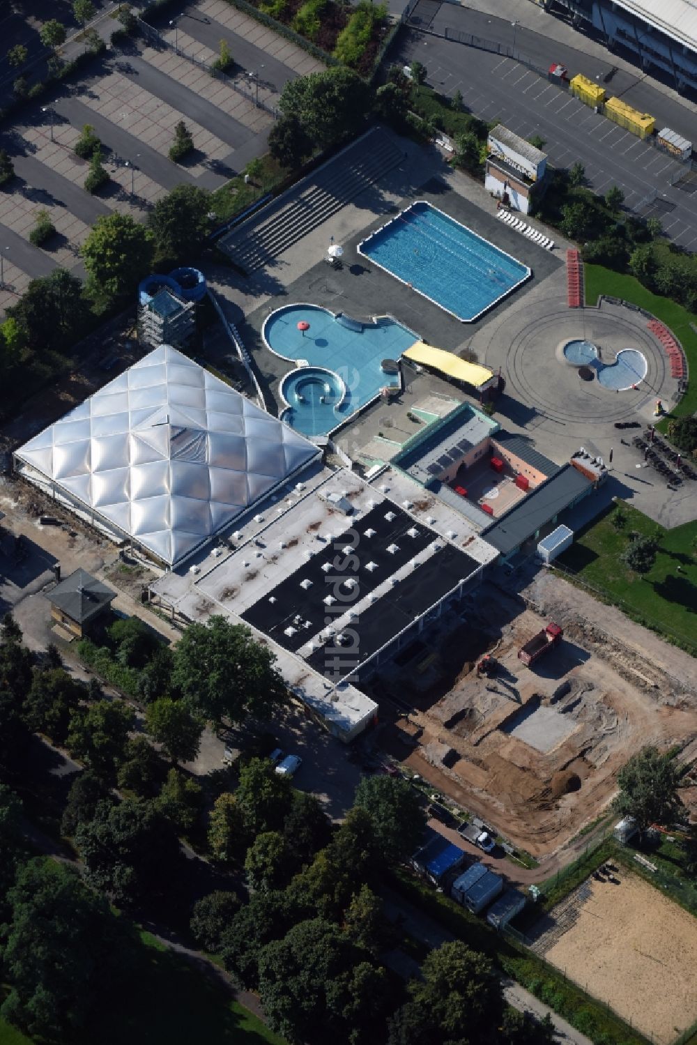 Dresden von oben - Therme und Schwimmbecken am Freibad der Freizeiteinrichtung Georg-Arnhold-Bad in Dresden im Bundesland Sachsen