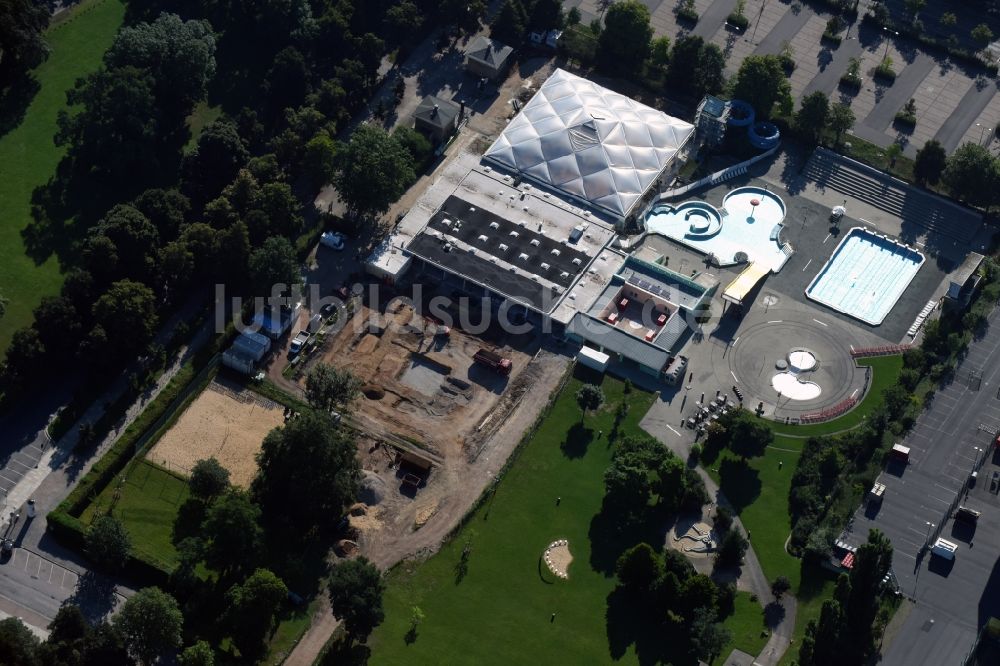 Dresden aus der Vogelperspektive: Therme und Schwimmbecken am Freibad der Freizeiteinrichtung Georg-Arnhold-Bad in Dresden im Bundesland Sachsen