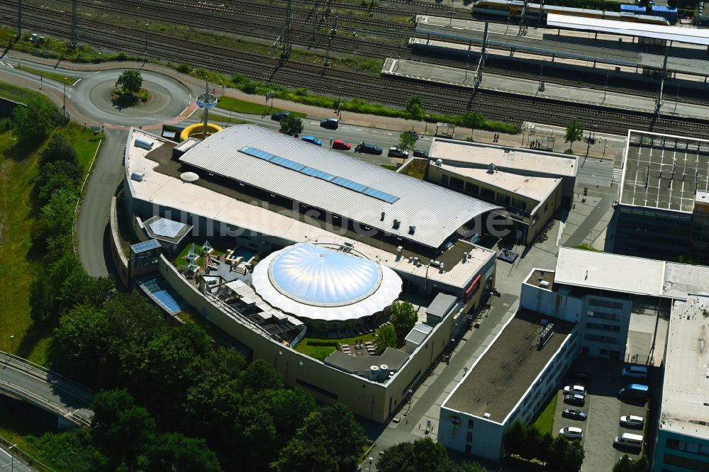 Bielefeld von oben - Therme und Schwimmbecken am Freibad der Freizeiteinrichtung Ishara Badewelt in Bielefeld im Bundesland Nordrhein-Westfalen, Deutschland